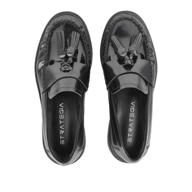 Strategia R42 NERO Slipper & Mokassin in schwarz