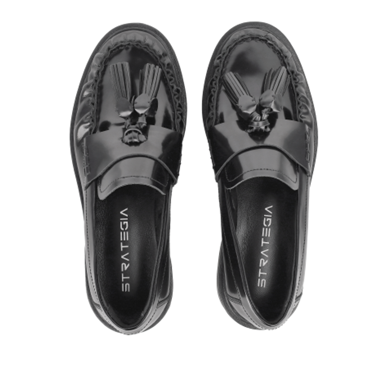 Strategia R42 NERO Slipper & Mokassin in schwarz