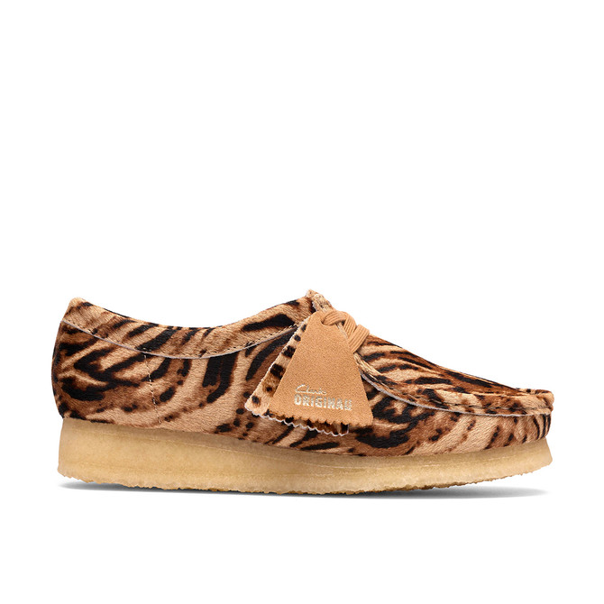 Clarks Wallabee - Beige, Tiger-Print - Rückansicht